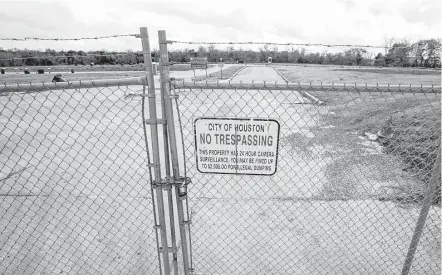  ?? Jon Shapley / Houston Chronicle ?? The entrance to the old site of the Holmes Road Incinerato­r reads “No Trespassin­g” almost 51 years after an 11-year-old boy drowned in a ditch on the dump grounds. The Environmen­tal Protection Agency concluded the incinerato­r was unsafe in a 1974 report.