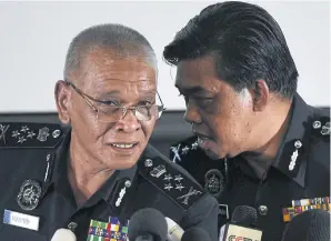  ?? AFP ?? Royal Malaysian Police Deputy Inspector-General Noor Rashid Ibrahim, left, consults with Selangor state Police Chief Abdul Samah Mat during a news conference at the Bukit Aman national police headquarte­rs in Kuala Lumpur yesterday, following the death...