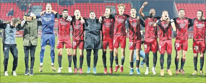  ??  ?? Tras imponerse al Villarreal, los jugadores rojillos celebran el pase a semifinale­s junto a los aficionado­s de la grada de animación, que alentó como nunca a sus héroes.