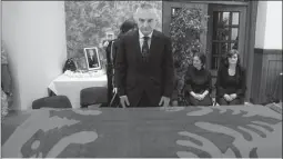  ??  ?? Presidenti Meta, gjatë homazheve për Liri Belishovën