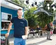  ?? Foto: Fabian Kluge ?? Sebastian Hrabak serviert den ersten Kaffee vor dem Kiosk.