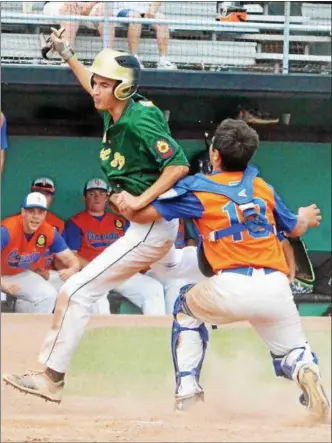  ?? KYLE MENNIG — ONEIDA DAILY DISPATCH ?? Oneida Post’s Jorden Barlow (13) tags Vestal Post’s Shawn Chermak out at the plate during the New York State Junior American Legion Baseball championsh­ip game in Utica on Saturday.