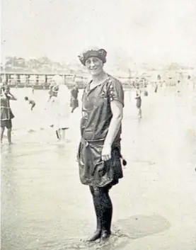  ??  ?? Cubierta. El traje de baño de una turista, en la Mar del Plata de 1923.