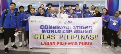  ??  ?? PBA commission­er Willie Marcial, center, joins victorious members of Gilas Pilipinas, led by coach Yeng Guiao, in a postarriva­l photo at the Ninoy Aquino Internatio­nal Airport late Monday. (Jansen Romero)