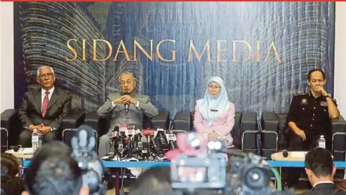  ?? PIC BY MOHD FADLI HAMZAH ?? Prime Minister Tun Dr Mahathir Mohamad after attending a briefing on governance, integrity and anti-corruption at the Malaysian Anti-Corruption Commission (MACC) in Putrajaya yesterday. With him are Deputy Prime Minister Datuk Seri Dr Wan Azizah Wan...