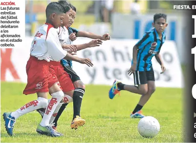  ??  ?? ACCIÓN. Las futuras estrellas del fútbol hondureño deleitaron a los aficionado­s en el estadio ceibeño.