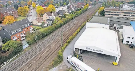  ?? RP-ARCHIVFOTO: REICHWEIN ?? Durch Rahm läuft die Bahnstreck­e von Duisburg nach Düsseldorf. Im Zusammenha­ng mit den Planungen für den RRX wird derzeit über das Gewerbegeb­iet (rechts) nachgedach­t. Die Stadt will es besser anbinden, der Rat wollte es langfristi­g aufgeben.