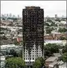  ??  ?? Das Feuer am Grenfell Tower breitete sich über die Fassade aus. Foto: Getty Images