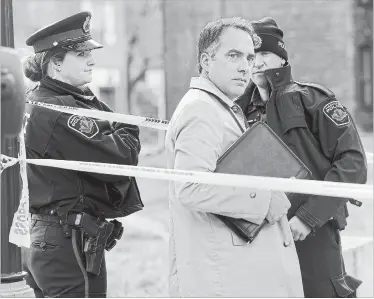  ?? BARRY GRAY THE HAMILTON SPECTATOR ?? Hamilton police and SIU investigat­ors at the scene of a fatal police shooting Saturday on King Street East near Wellington.