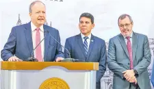  ?? ?? El ministro Carlos Fernández; el nuevo jefe de la SIB, Holger Insfrán, y el presidente del BCP, Carlos Carvallo (izq. a der.).