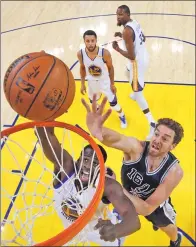  ?? MARCIO JOSE SANCHEZ / AP ?? Golden State Warriors' Draymond Green challenges San Antonio Spurs’ Paul Gasol for a rebound during Game 2 of the NBA’s Western Conference final on Tuesday.