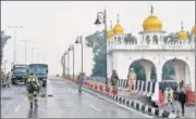  ?? KESHAV SINGH/HT PHOTO ?? ■
Indian security personnel prepare for the opening of the Kartarpur corridor in Gurdaspur, Punjab, on Thursday