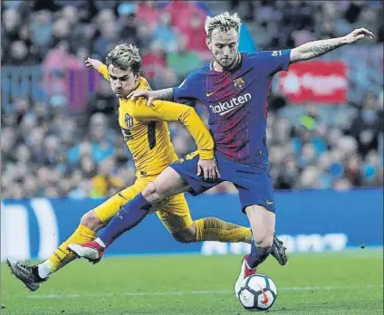  ?? FOTO: PEP MORATA ?? Ivan Rakitic, con Griezmann El croata jugó un partidazo ante el Atlético de Madrid y fue de nuevo de los más destacados