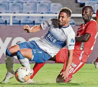  ?? EFE ?? Jugadores como Adrián Ramos no lograron pesar en el cuadro rojo, que no lució su mejor cara.