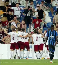  ??  ?? Il rammarico e la festa A sinistra, Gomez in azione. L’Atalanta non si aspettava un pareggio. Sopra, la festa del Sarajevo dopo aver raggiunto il 2.2