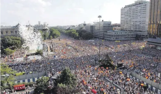  ?? EMILIO NARANJO / EFE ?? Dos años después
Manifestac­ión convocada por la AVT en Madrid en 2006 contra el diálogo con ETA y para saber «toda la verdad del 11M»..