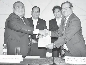  ??  ?? Bahrul (left) and Maluda signing the agreement, witnessed by Shamsudin (second left) and Raymond (second right).