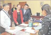  ??  ?? Los fiscales Sussy Riquelme y Rodrigo Estigarrib­ia, en la UNA.