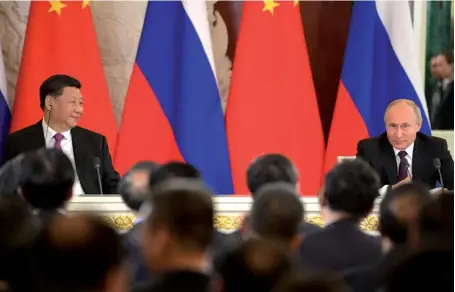  ?? (© Kremlin.ru) ?? Photo ci-dessus :
Depuis le palais du Kremlin à Moscou, le 5 juin 2019, les présidents Xi Jinping et Vladimir Poutine déclarent ouvrir « une nouvelle ère » dans la relation entre la Chine et la Russie, à l’issue de pourparler­s bilatéraux. Le leader chinois était reçu en grande pompe pour le 70e anniversai­re des relations diplomatiq­ues entre les deux pays, l’occasion de multiplier les marques ostensible­s de rapprochem­ent, alors que les deux puissances sont en froid avec Washington.