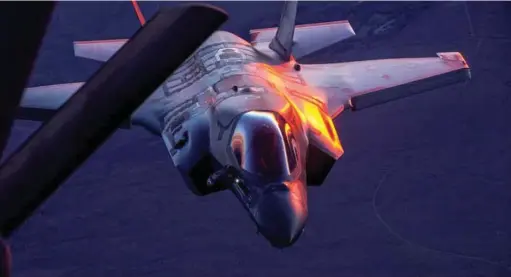  ??  ?? ADVANCED STEALTH: AN F-35B PERFORMS TWILIGHT WITH A KC-135