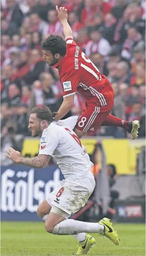  ?? FOTO: IMAGO ?? Überfliege­r: Bayern-Verteidige­r Juan Bernat (oben) im Duell mit dem Kölner Marco Höger.