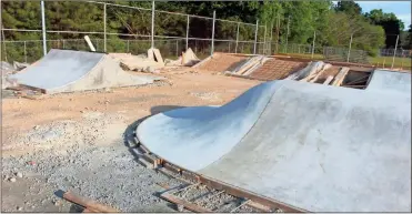  ?? Daniel Bell ?? Work is underway on the Plainville skatepark. Organizers say more donations are needed to complete the project.