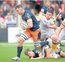  ?? ?? Edinburgh’s Magnus Bradbury on his way to scoring a second-half try against Wasps at DAM Health Stadium.