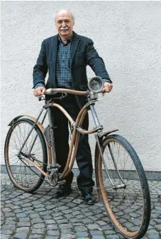  ?? Foto: Cornelius Brandelik ?? Anton Stehle mit seinem Lieblingso­bjekt, einem Fahrrad mit Holzrahmen aus dem Jahr 1902.