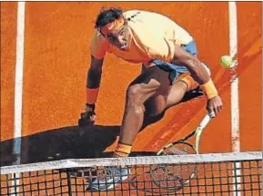  ?? ERIC GAILLARD / REUTERS ?? Rafa Nadal llega a una dejada de Thiem durante el duelo de ayer