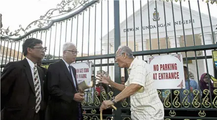  ??  ?? Heart of the matter: The senior citizen blowing his top on Phee outside the Penang State Assembly building.