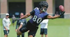  ?? KIM HAIRSTON/BALTIMORE SUN ?? Ravens rookie tight end Isaiah Likely gets a hand on the ball but can’t make the catch during a training camp drill Saturday. Likely has been one of the Ravens’ most consistent receivers, with his ball skills and football IQ earning him comparison­s to Mark Andrews.
