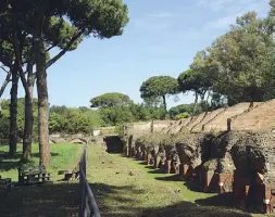  ??  ?? Tesori I magazzini Severiani dell’antica Portus