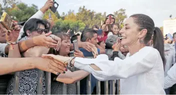  ??  ?? En la explanada a un costado de la sede delegacion­al, Sheinbaum Pardo ofreció una reconstruc­ción real por las afectacion­es del sismo del 19 de septiembre pues, argumentó, el gobierno central “abandonó a la demarcació­n”.