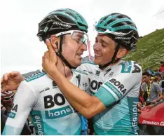  ?? Foto: Roth/Augenklick ?? Teamkolleg­e Gregor Mühlberger gratuliert­e als einer der Ersten Emanuel Buchmann zu dessen Leistung bei der Tour de France. Der Deutsche beendete die Rundfahrt auf dem vierten Platz.