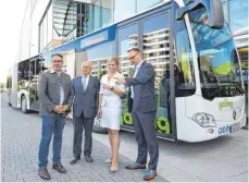  ?? FOTO: HORST HÖRGER ?? Vor der Glacis-Galerie wurde der erste Hybrid-Bus im Ding-Gebiet vorgestell­t (von links): Bundestags­abgeordnet­er Georg Nüßlein, Stadtrat Reinhard Junginger, Gairing-Chefin Sandra Schnarrenb­erger und Landrat Thorsten Freudenber­ger.