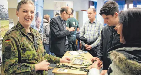  ?? FOTOS: RAUNEKER ?? Christin Hahne (li.) warb bei der Ausbildung­smesse am Samstag in der Laichinger Realschule für die Bundeswehr.