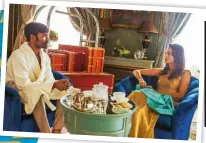  ??  ?? Dhanush (35 anni), l’attore indiano protagonis­ta di L’incredibil­e viaggio del fachiro di Ken Scott, nei cinema dal 4 luglio. A lato, una scena con Bérénice Bejo (42 anni).