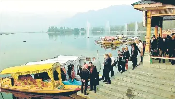  ?? ANI ?? The delegation of European Union MPS at the Dal Lake in Srinagar on Tuesday.