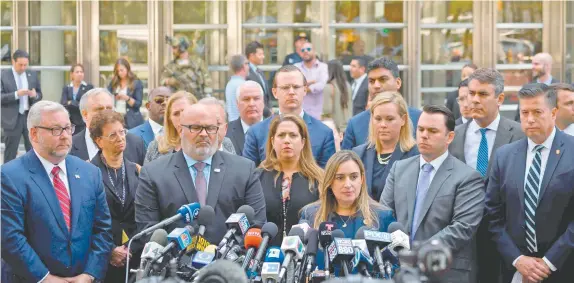  ??  ?? Elementos de la justicia estadounid­ense, quienes celebraron la sentencia contra Joaquín El Chapo Guzmán. Afirmaron que la condena es significat­iva y bien merecida.