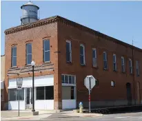  ??  ?? n This building at 101 S Main St., at the corner of Houston Street, held the offices of Wright Patman on its second floor from 1919 to 1926.