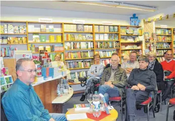  ?? FOTO: WALTRAUD WOLF ?? In einer heiteren Stunde berichtete Matthias Kehle in der Ulrich’schen Buchhandlu­ng von einer Fahrt quer durch die Bundesrepu­blik mit dem Wohnmobil.