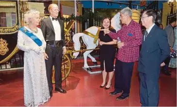  ??  ?? PATUNG lilin Ratu Elizabeth II dan suami, Putera Philip, di Red Carpet 2 menarik
perhatian Yean.