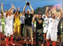  ?? BRIAN HUBERT — DAILY FREEMAN FILE ?? Kingston Stockade FC coach David Lindholm holds up the NPSL Atlantic White Conference championsh­ip trophy after team’s victory over Hartford City FC last season. Standing next to Lindholm is club chairman Dennis Crowley.