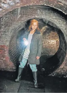  ?? FOTO: ZDF ?? Maren Adam (Maria Simon) sucht im Tunnel nach Antworten auf den Mord an ihrem Bruder. Sie glaubt, auf eine Verschwöru­ng gestoßen zu sein.