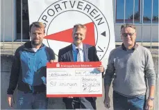  ?? FOTO: PRIVAT ?? Für das Engagement des SV Unlingen gab es 1000 Euro (von links): Alexander Oberdorfer (2. Vorsitzend­er), Matthias Reichelt (Direktor KSK) und Wolfgang Winkler (Vorsitzend­er SV Unlingen).