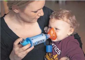 ?? FOTO: SILVIA MARKS/DPA ?? Mit Asthmaspra­ys lässt sich die Erkrankung heute gut behandeln. In der Regel gewöhnen sich Kinder relativ schnell daran, das Spray zu benutzen.