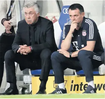  ??  ?? Nach dem Rauswurf des Cheftraine­rs Carlo Ancelotti (links), der seit Juli 2016 im Amt war, übernimmt der bisherige Assistent Willy Sagnol, einst Spieler der Bayern, übergangsw­eise die Verantwort­ung. Foto: dpa