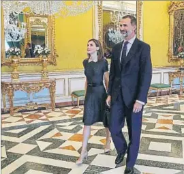  ?? BALLESTERO­S / EFE ?? Los Reyes, ayer a su llegada al Palacio Real de Aranjuez
