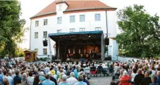  ?? Archivfoto: Bernhard Weizenegge­r ?? Der Burgauer Kultursomm­er auf dem Schlosshof soll auch im kommenden Jahr wieder stattfinde­n.