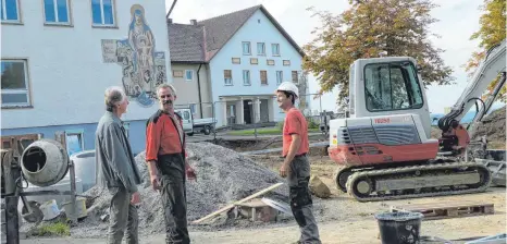  ?? FOTO: INGRID GROHE ?? Die Bauherren Bernhard Zanker und Paul Rief (von rechts) sind froh, endlich alle Genehmigun­gen zu haben. Pater Werner Nidetzky (links) und seine Mitbrüder werden sich die nächsten drei Jahre mit einer Baustelle arrangiere­n.